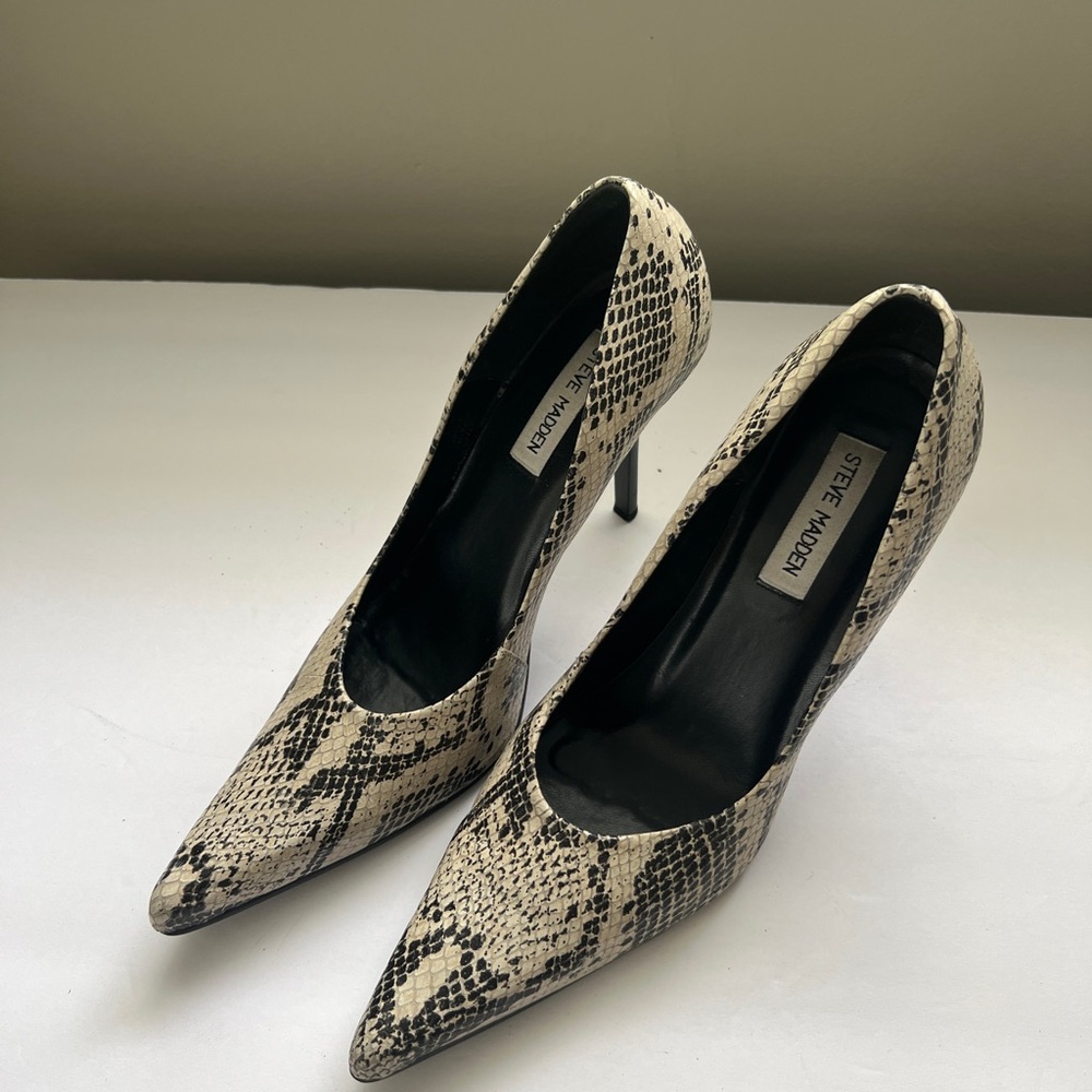 Stiletto snakes skin